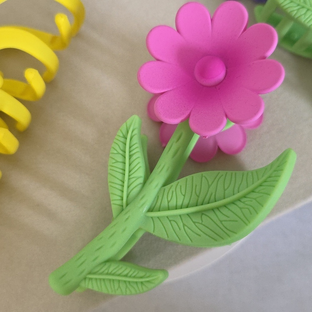 3 Flower Claw Hair Clip Set - Picture 4 of 8